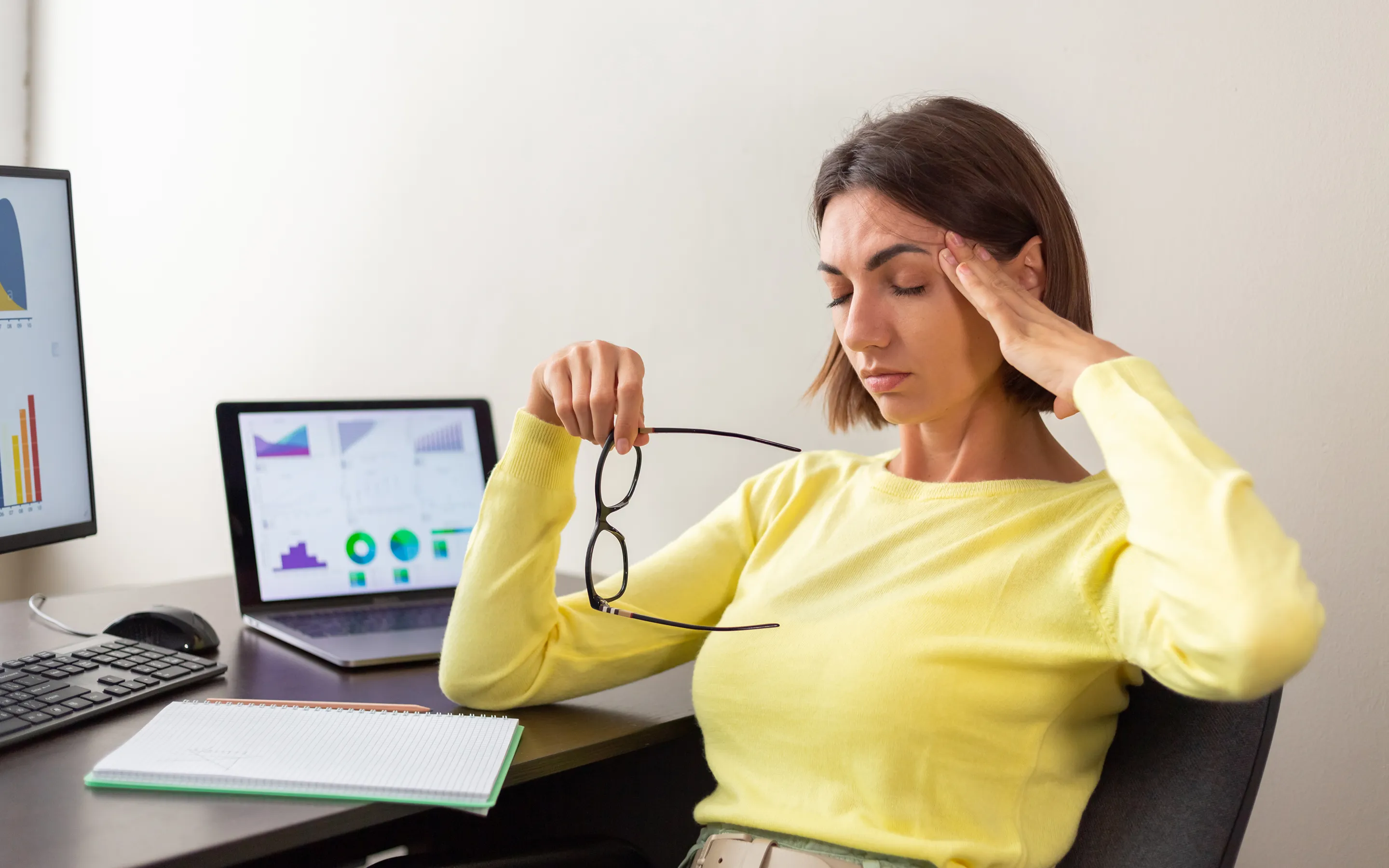 Digital eye strain symptoms including headache and tired eyes from prolonged screen exposure