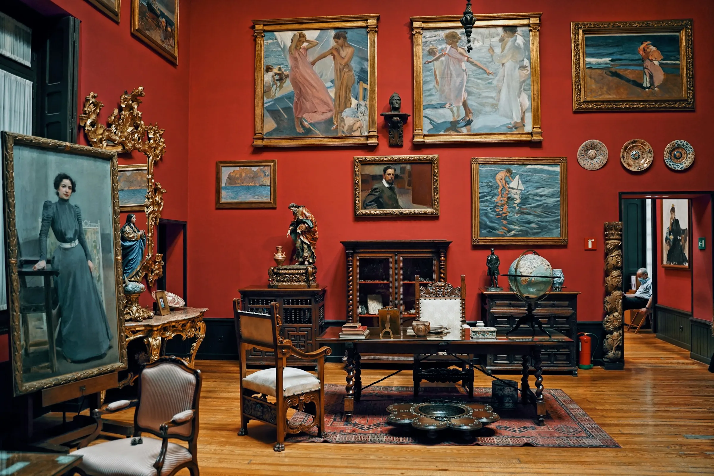 Intérieur de collectionneur avec peintures, sculptures et mobilier ancien