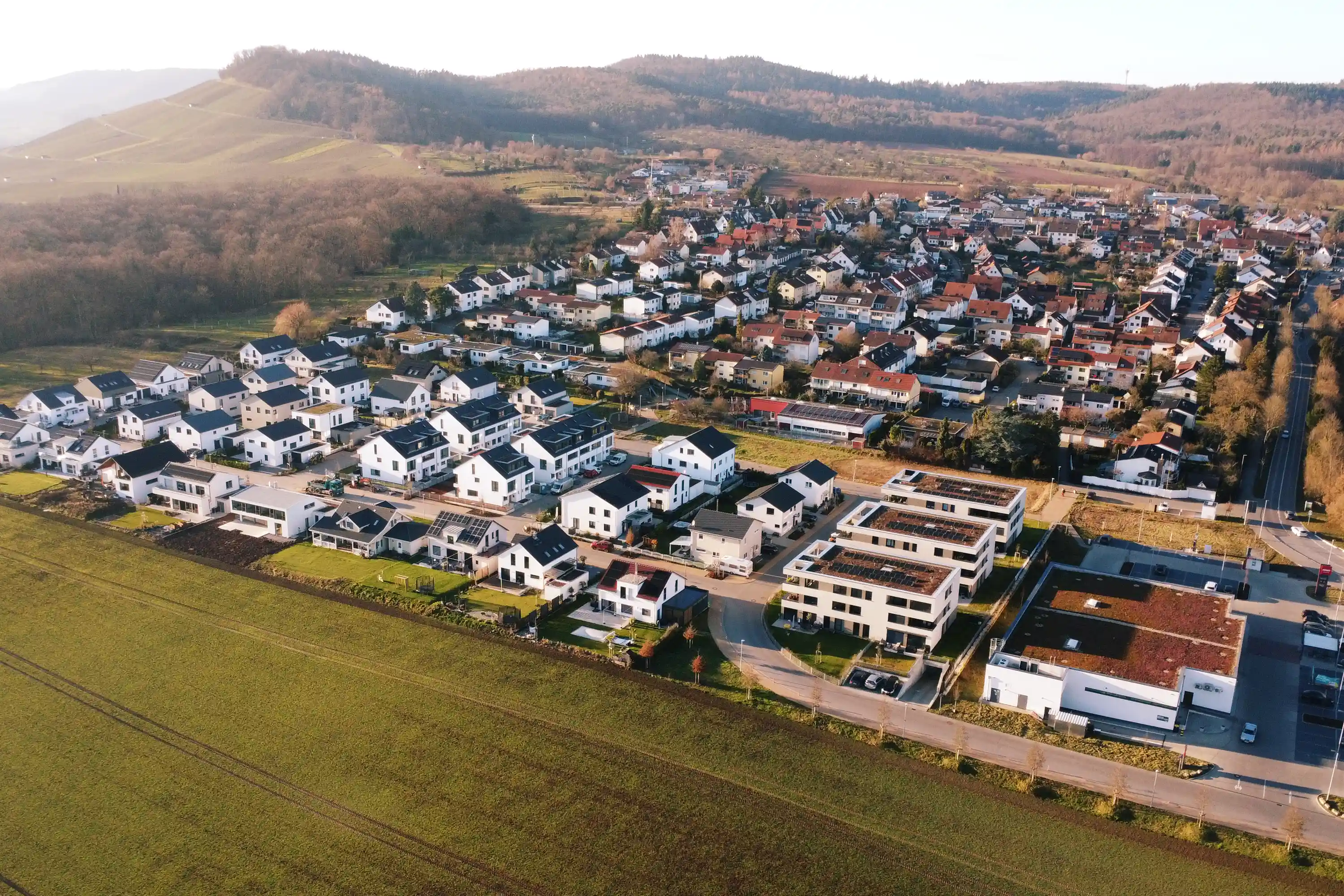 Fertiges Wohngebiet in Freudental mit modernen Häusern, Straßen und Blick auf die umliegende Landschaft und Weinberge.