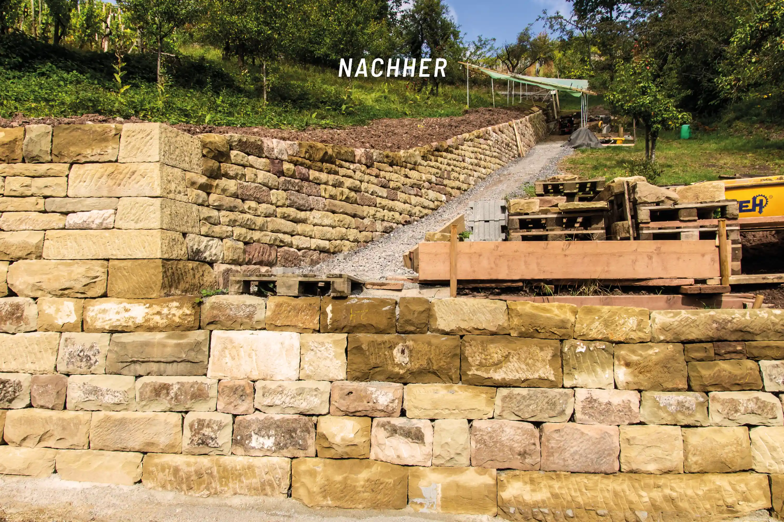 Fertig sanierte Trockenmauern im Weinberg Auenwald-Lippoldsweiler mit stabiler Struktur und gepflegtem Umfeld