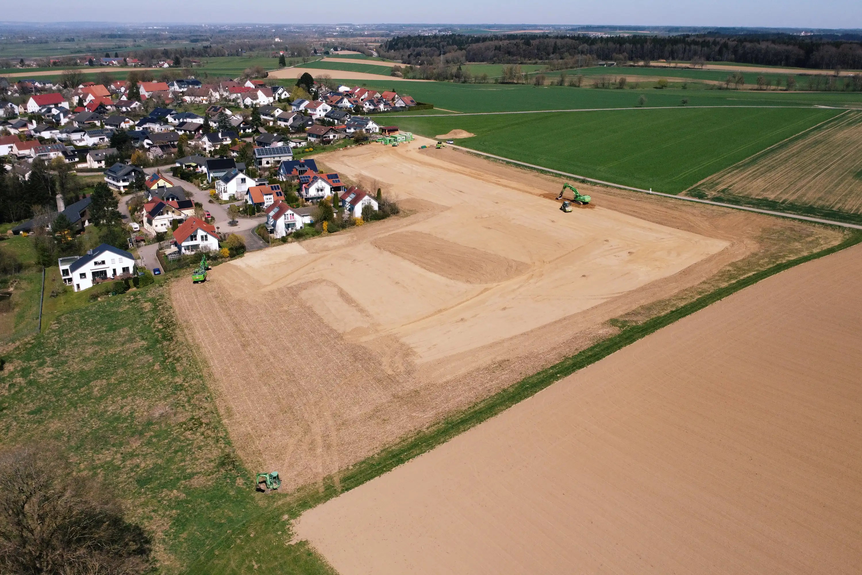 Luftaufnahme von mit Einfamilienhäusern bebautes Gebiet am Ortsrand zum Acker