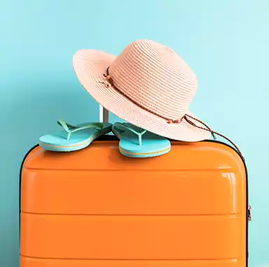 une valise prête à partie en voyage, préparée avec une checklist prédéfinie pour ne rien oublier