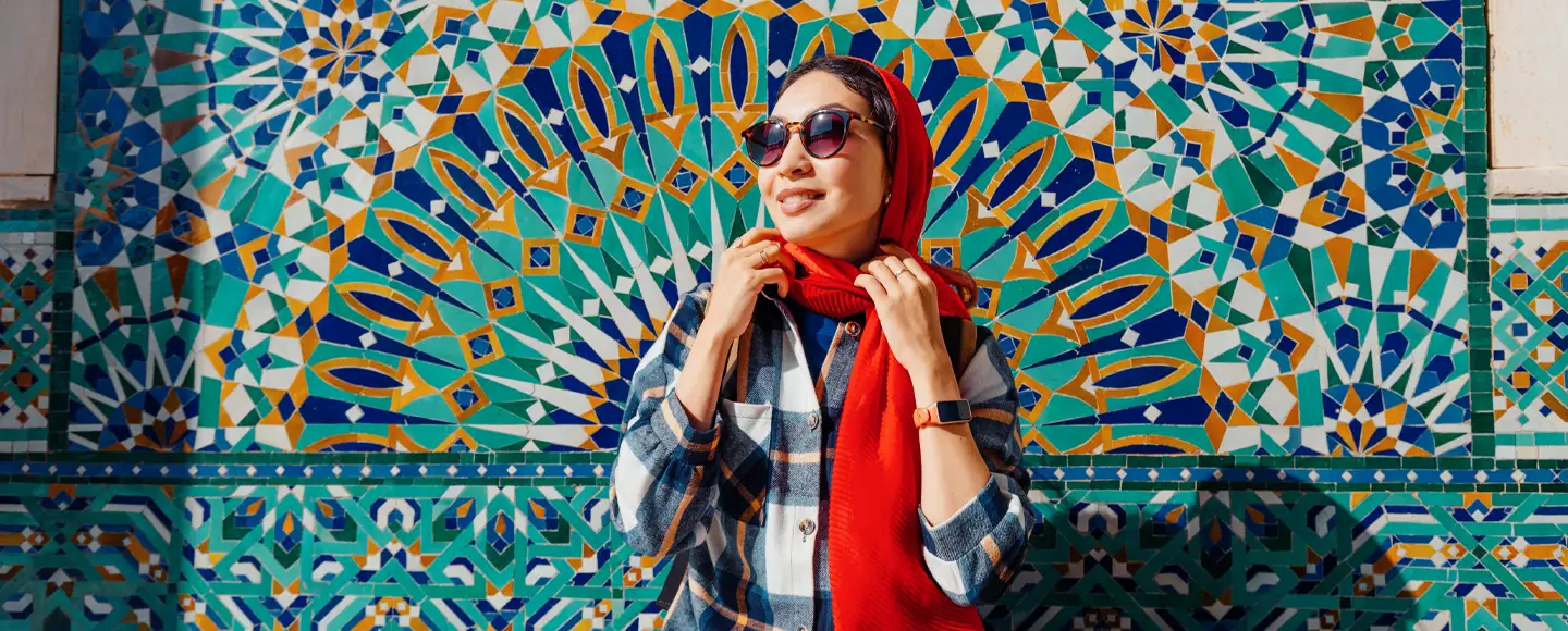 une femme est devant une mosaïque, elle est partie en vacances en novembre