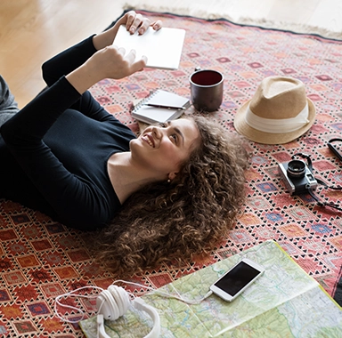 une femme réfléchit à sa prochaine destination de vacances, elle aimerait partir en novembre
