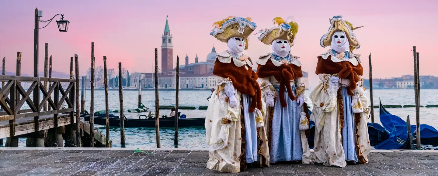 un groupe de personnes est déguisé pour le carnaval de Venise. ils sont partis en vacances au mois de février, et ont souscrit une assurance voyage