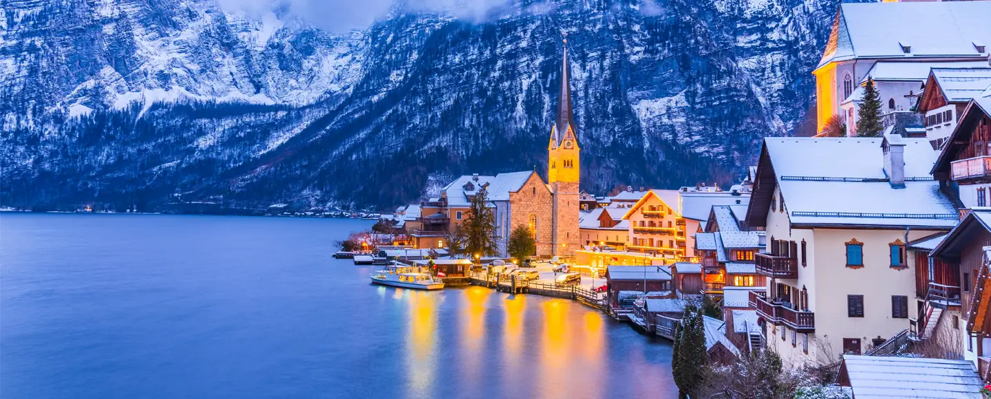 vue d'une petite ville au bord d'un lac au milieu de la montagne, en plein hiver. la destination idéale pour partir en vacances en janvier