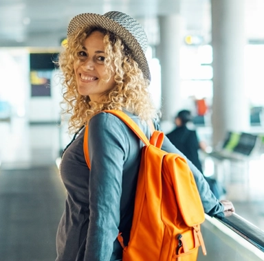une jeune femme part en voyage au mois de mai avec un sac à dos