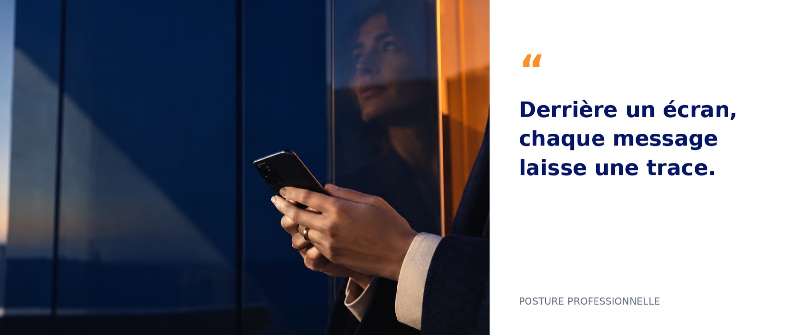 Collaboratrice consultant son smartphone — « Derrière un écran, chaque message laisse une trace. »