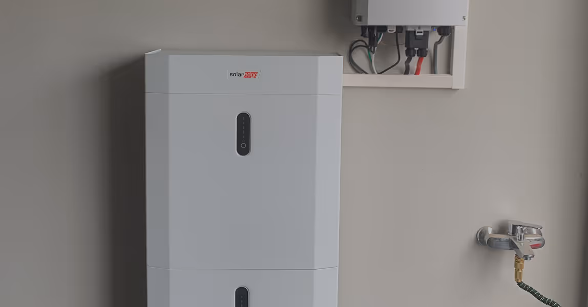 thuisbatterij van Huawei die in de garage tegen de wand staat