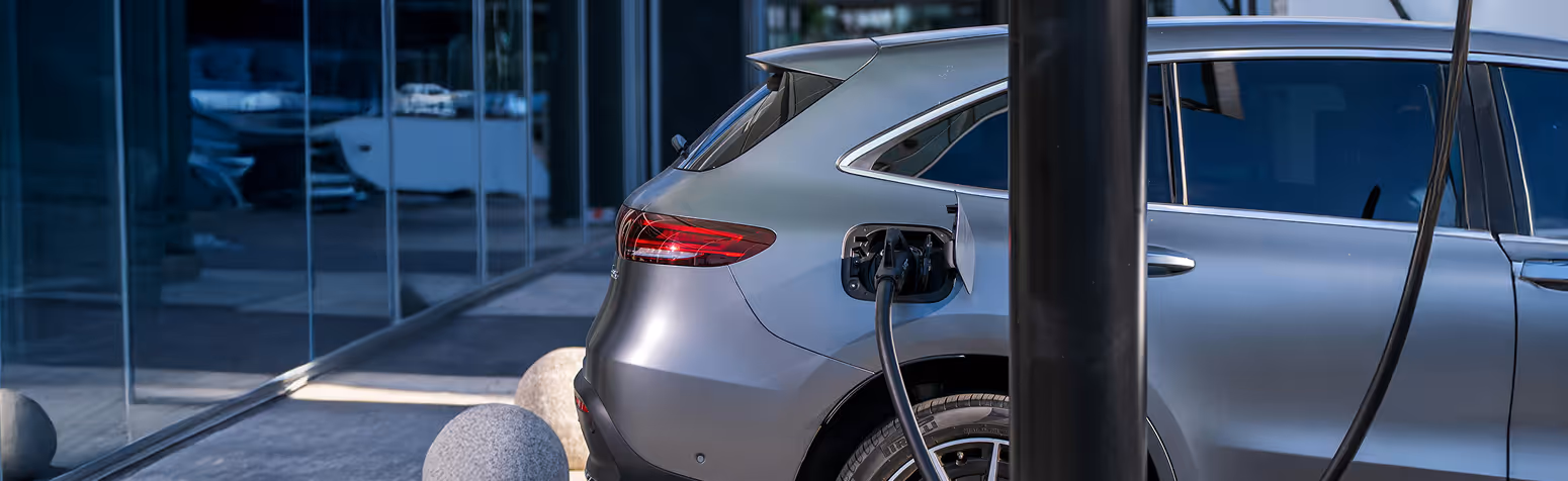 elektrische Mercedes die aan het opladen is aan de laadpaal