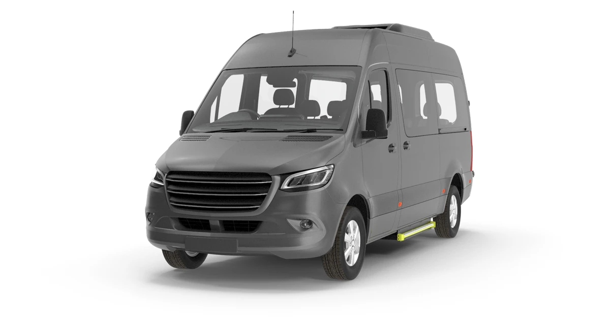 Szary minibus widziany od przodu z boku na białym tle.