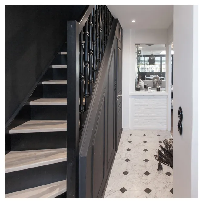 Rénovation d'une entrée style anglais avec moulures classiques retrouvées et décoration haut de gamme à Saint-Maurice Pellevoisin.