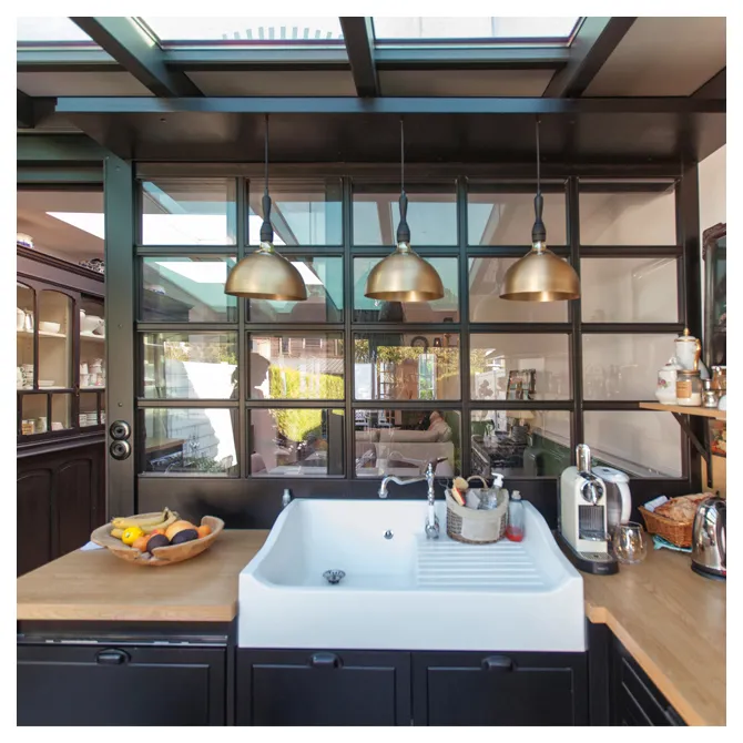 Rénovation d'une cuisine noire style anglais avec moulures classiques retrouvées et décoration haut de gamme à Saint-Maurice Pellevoisin.