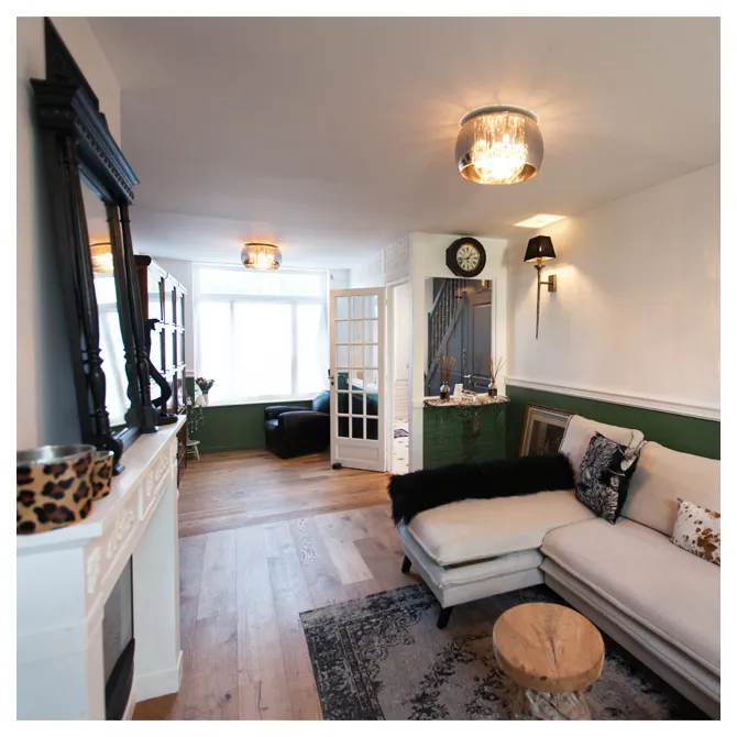 Rénovation d'un salon style anglais avec moulures classiques retrouvées et décoration haut de gamme à Saint-Maurice Pellevoisin.