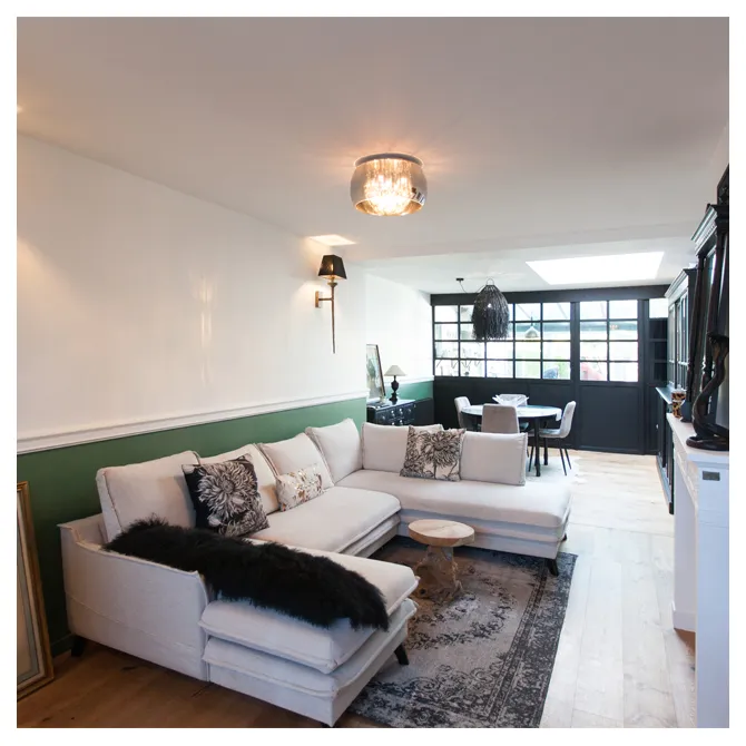 Rénovation d'une salle manger noire style anglais avec moulures classiques retrouvées et décoration haut de gamme à Saint-Maurice Pellevoisin.