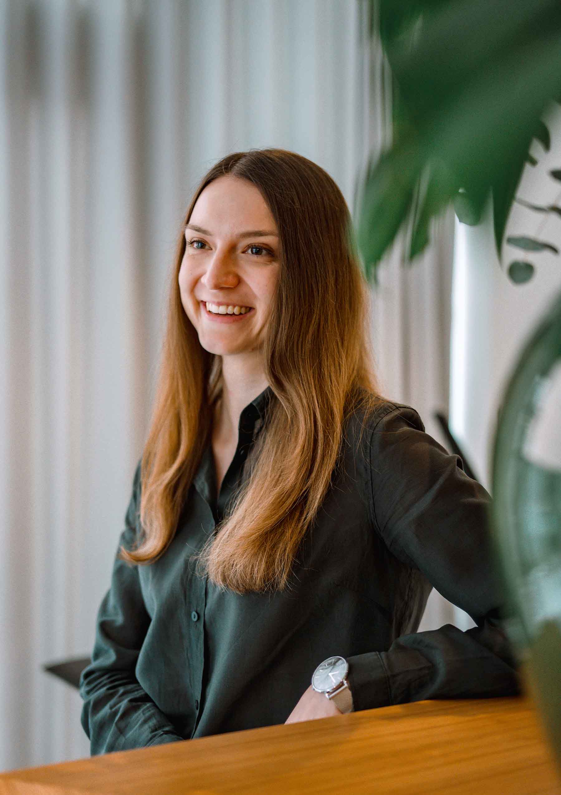 Zu sehen sind Paul Puchinger und Melanie Meyer-Hug gemeinsam am Schreibtisch