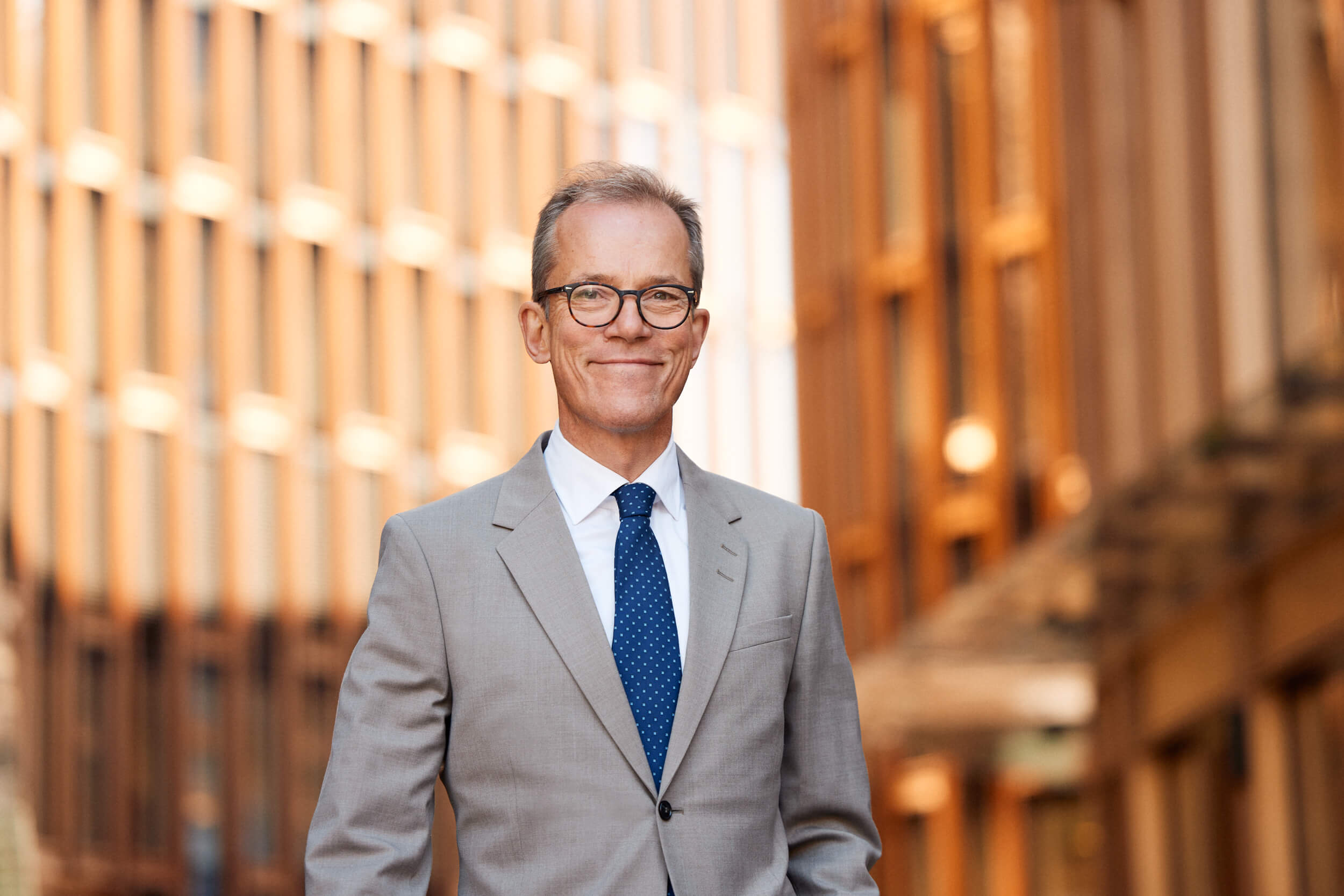 Bilde av Kjetil med arkitektur i bakgrunnen