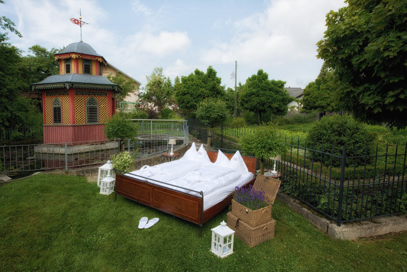 Bett im Kreuzgarten mit Bettwäsche von Schwob