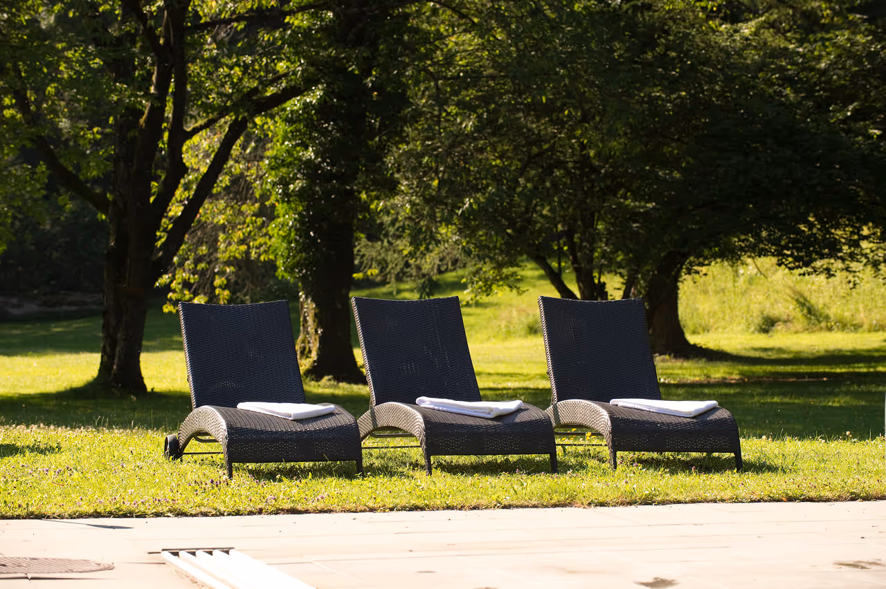 Liegestühle im Schlosspark