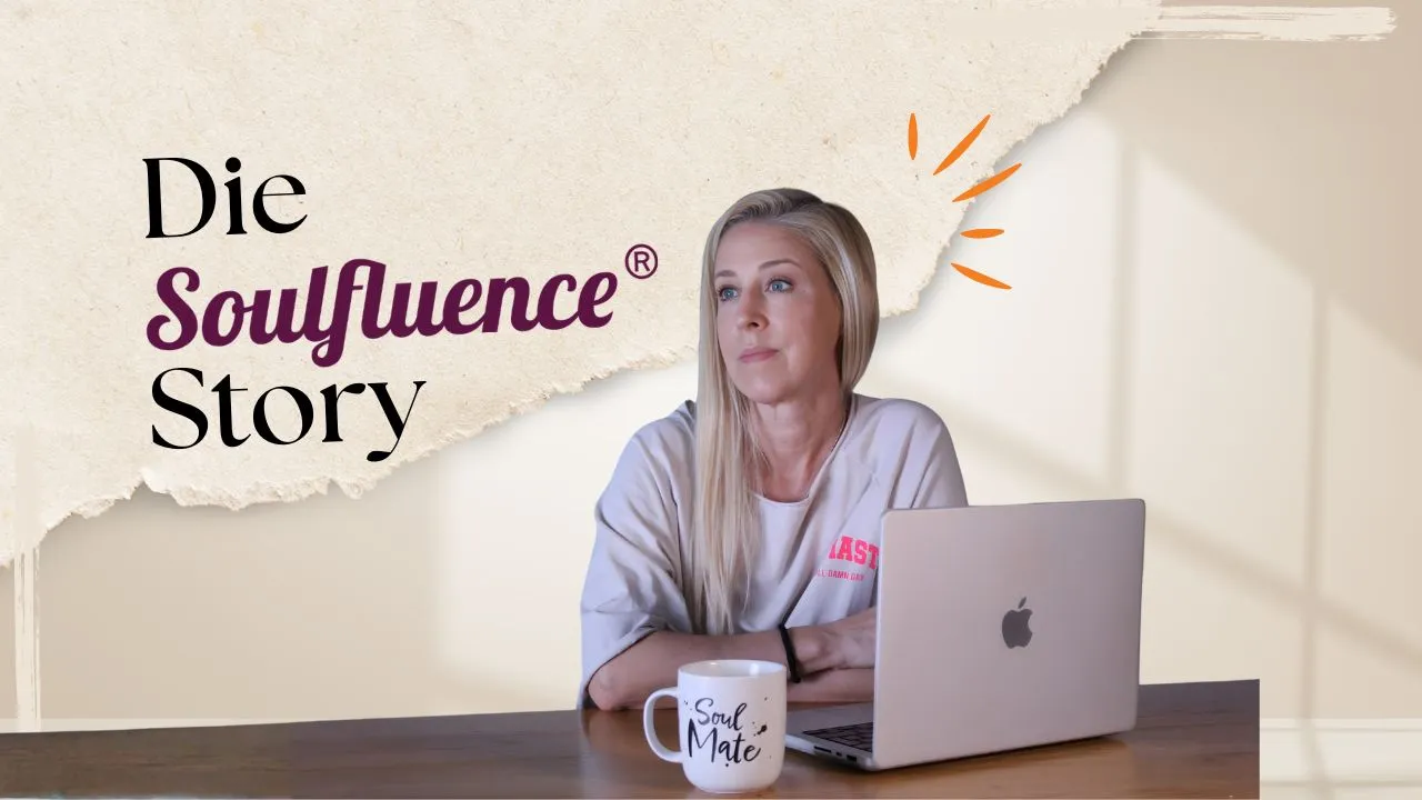 Notizbuch mit Human Design Bodygraph in den Händen einer Frau mit Bleistift, dazu eine Tasse mit Kaffee