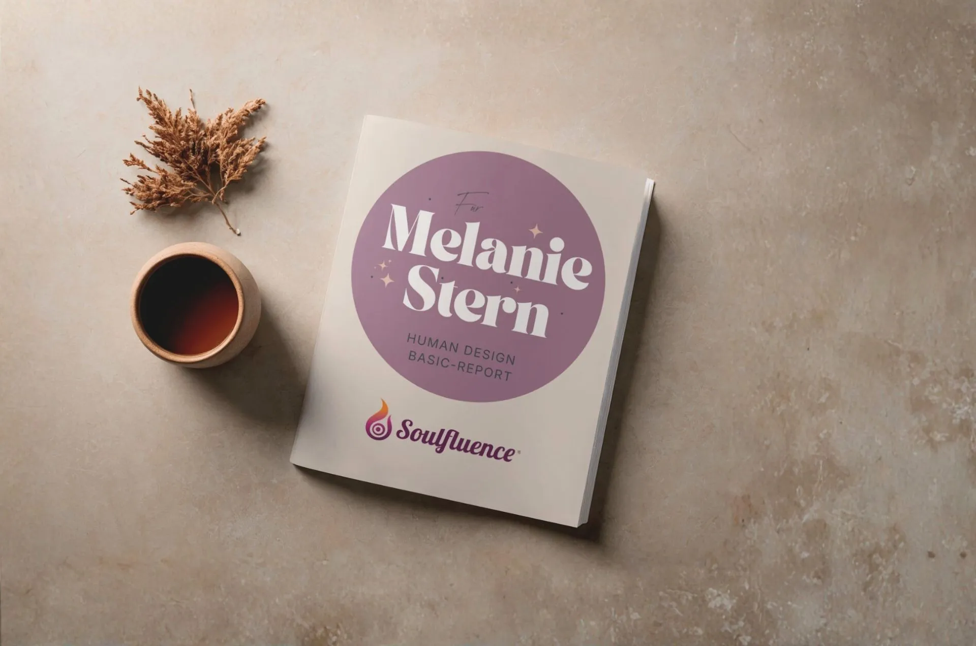 Titel des Soulfluence Human Design Basic Report, der auf einem Tisch liegt