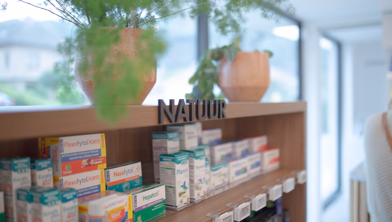 Schap met natuurproducten in apotheek Philips-Verstappen in Holsbeek