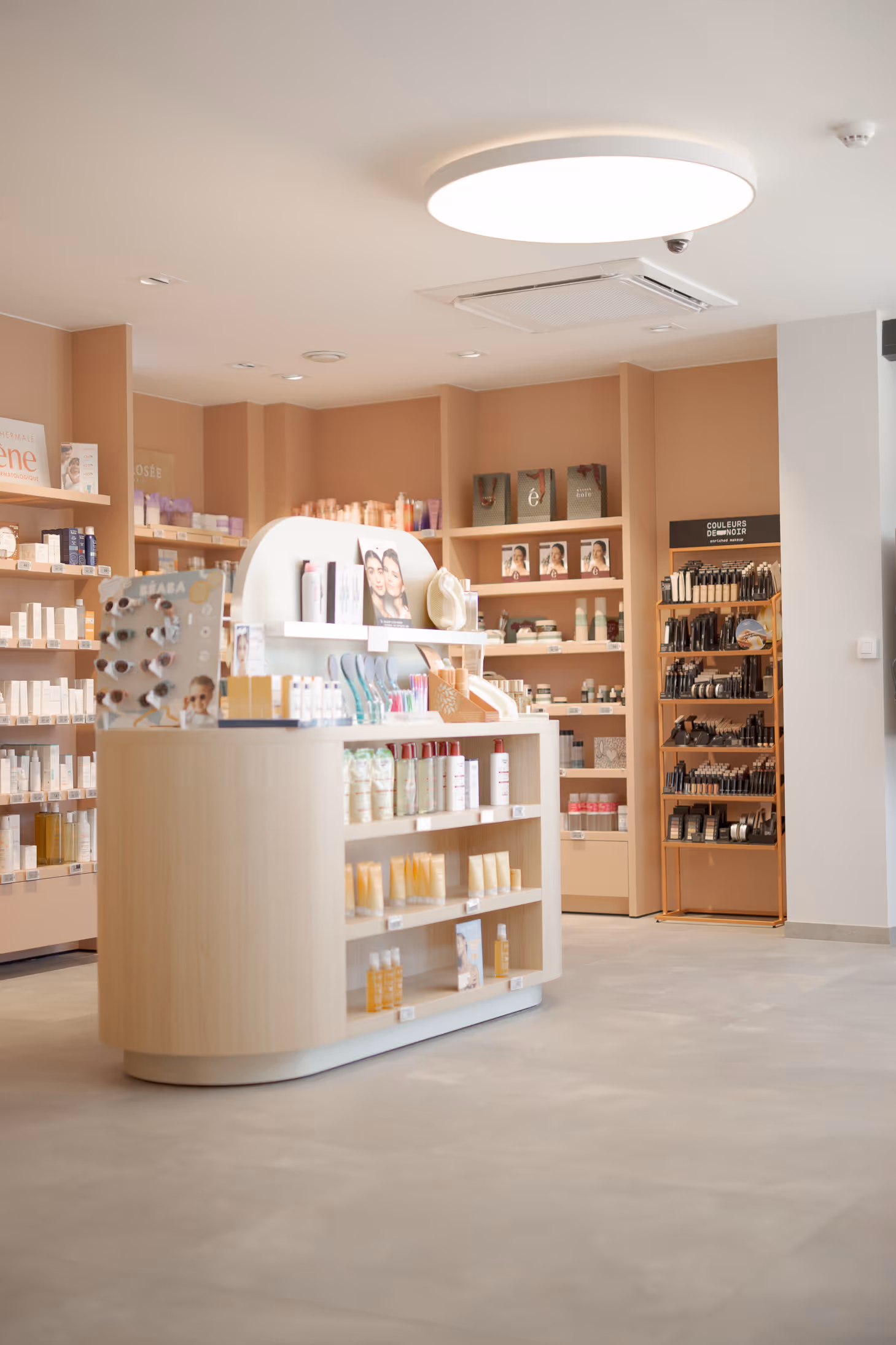 Verkoopruimte met ronde toonbank in apotheek Versmissen in Léglise