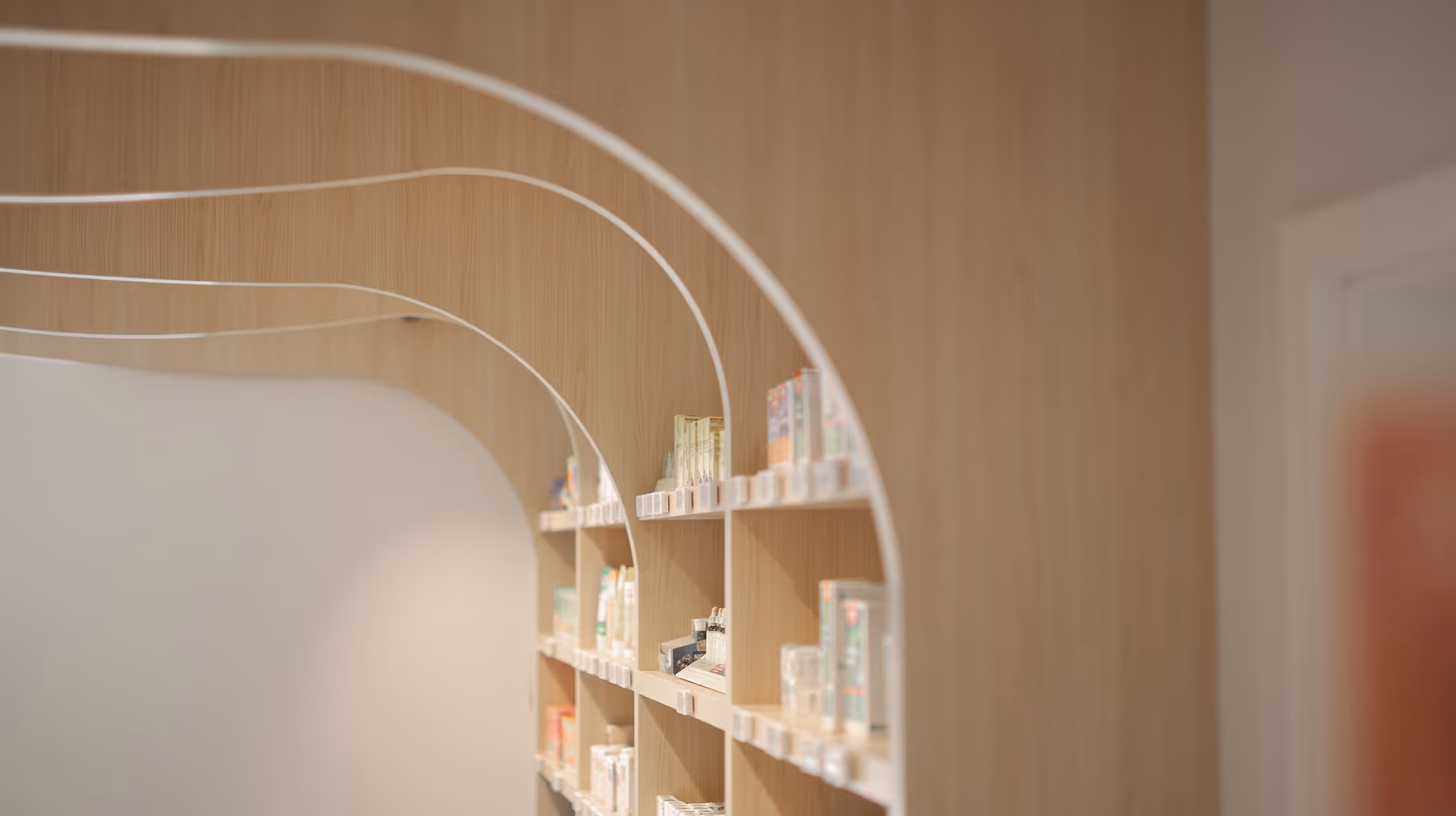 Detail van maatwerk houten schappen in apotheek Versmissen in Léglise