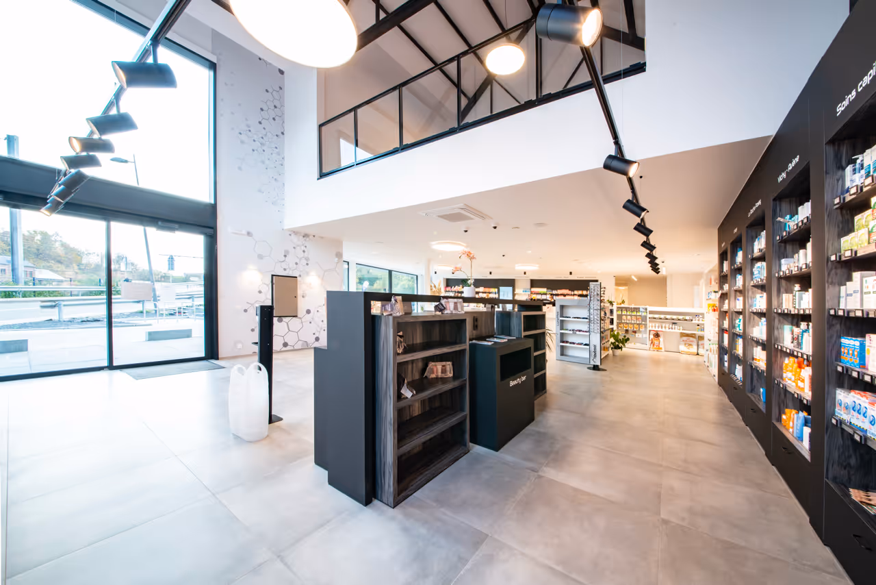 Verkoopruimte met centrale toonbank in apotheek Carlier in Herstal