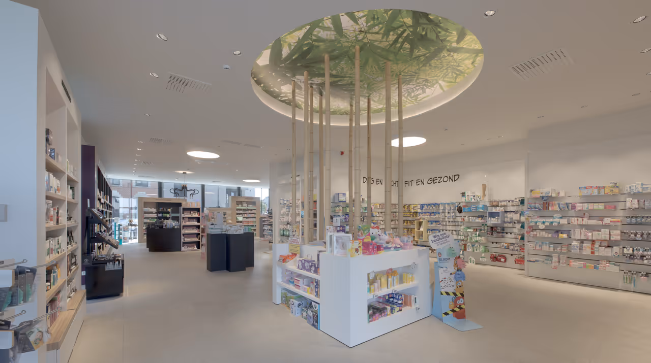 Winkelruimte met centrale display en lichtkoepel in apotheek Demeulenaere in Beringen