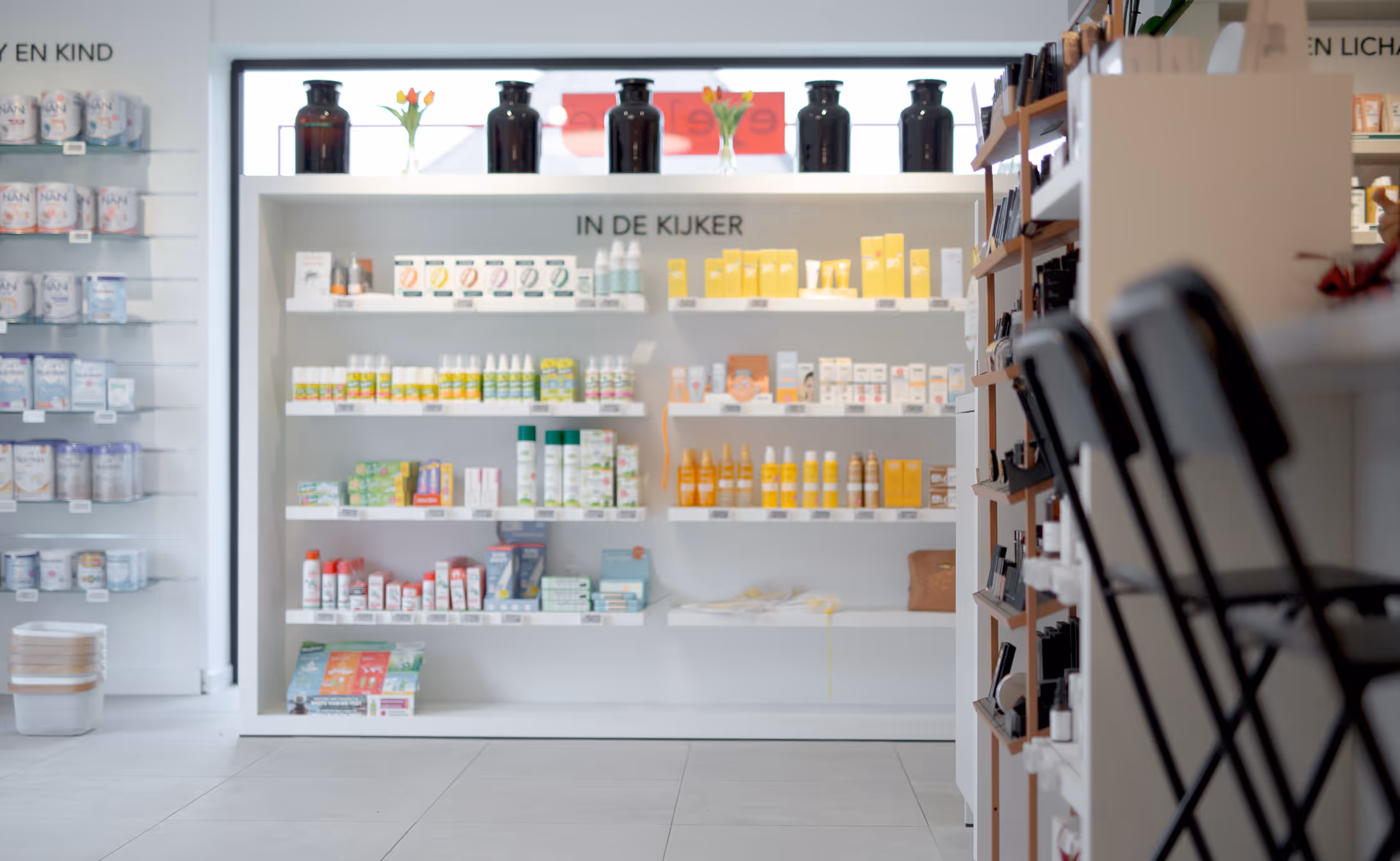 Schap met uitgelichte producten in apotheek Oelegem