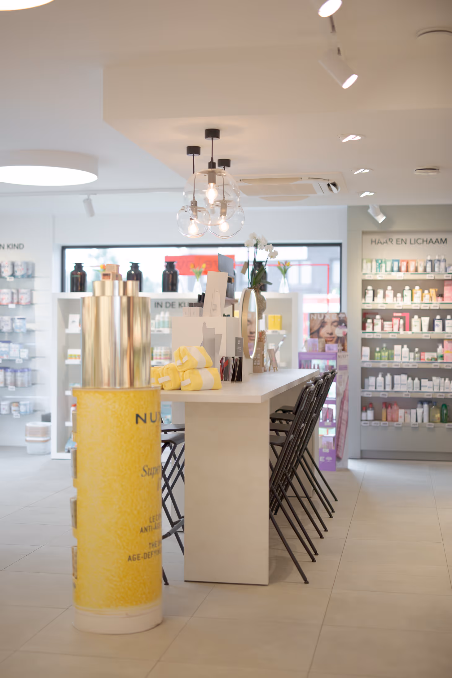 Centrale toonbank met zithoek in apotheek Oelegem