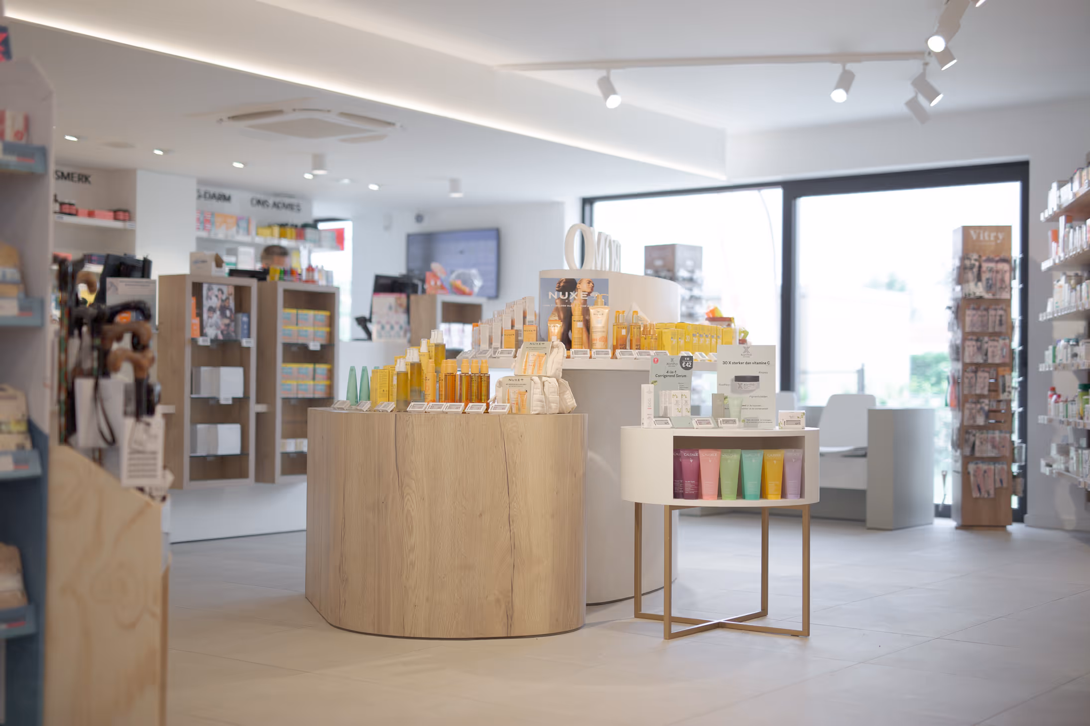 Verkoopruimte met ronde toonbank in apotheek Oelegem