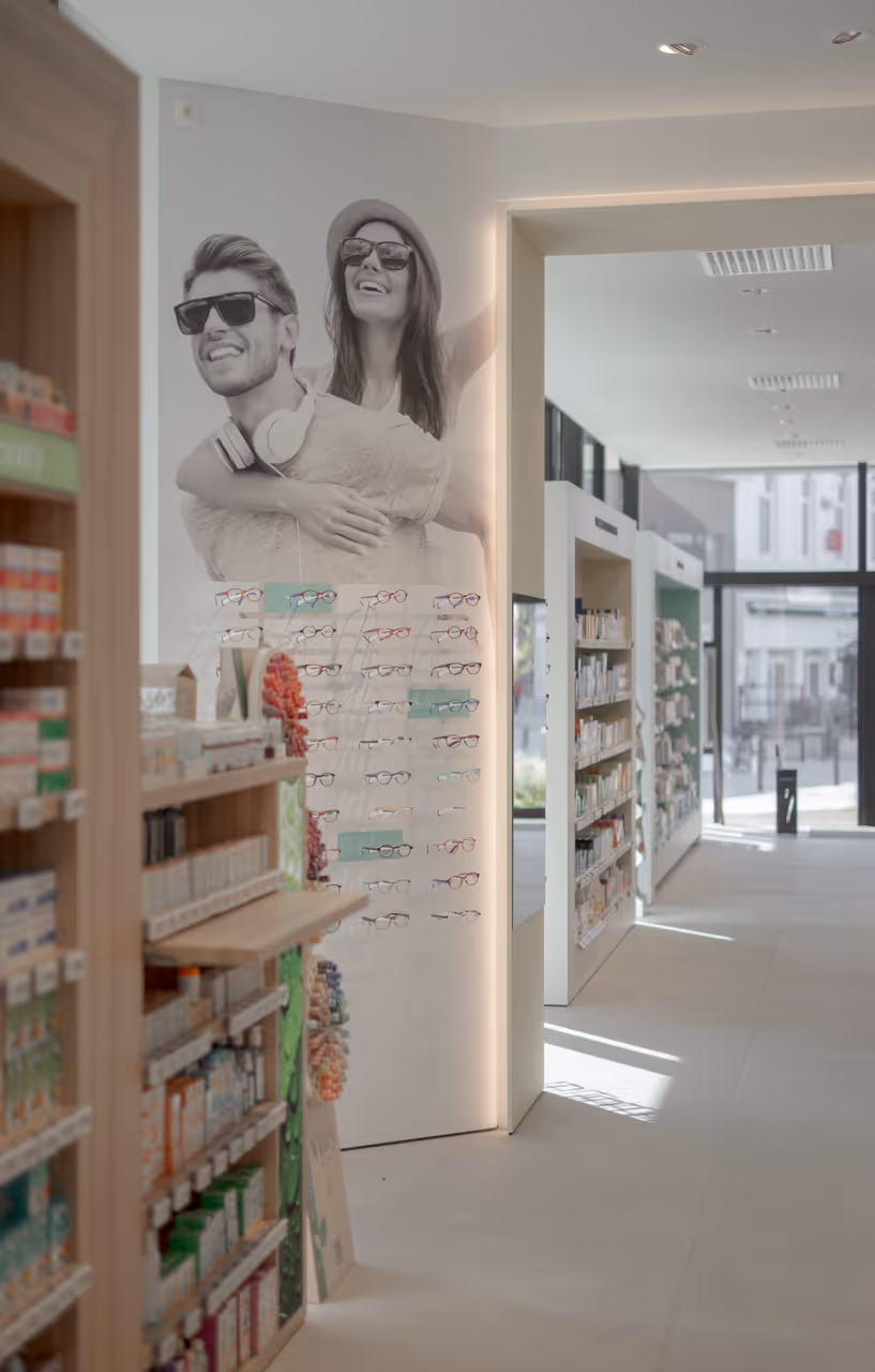Doorkijk met wandschappen in apotheek Demeulenaere in Beringen