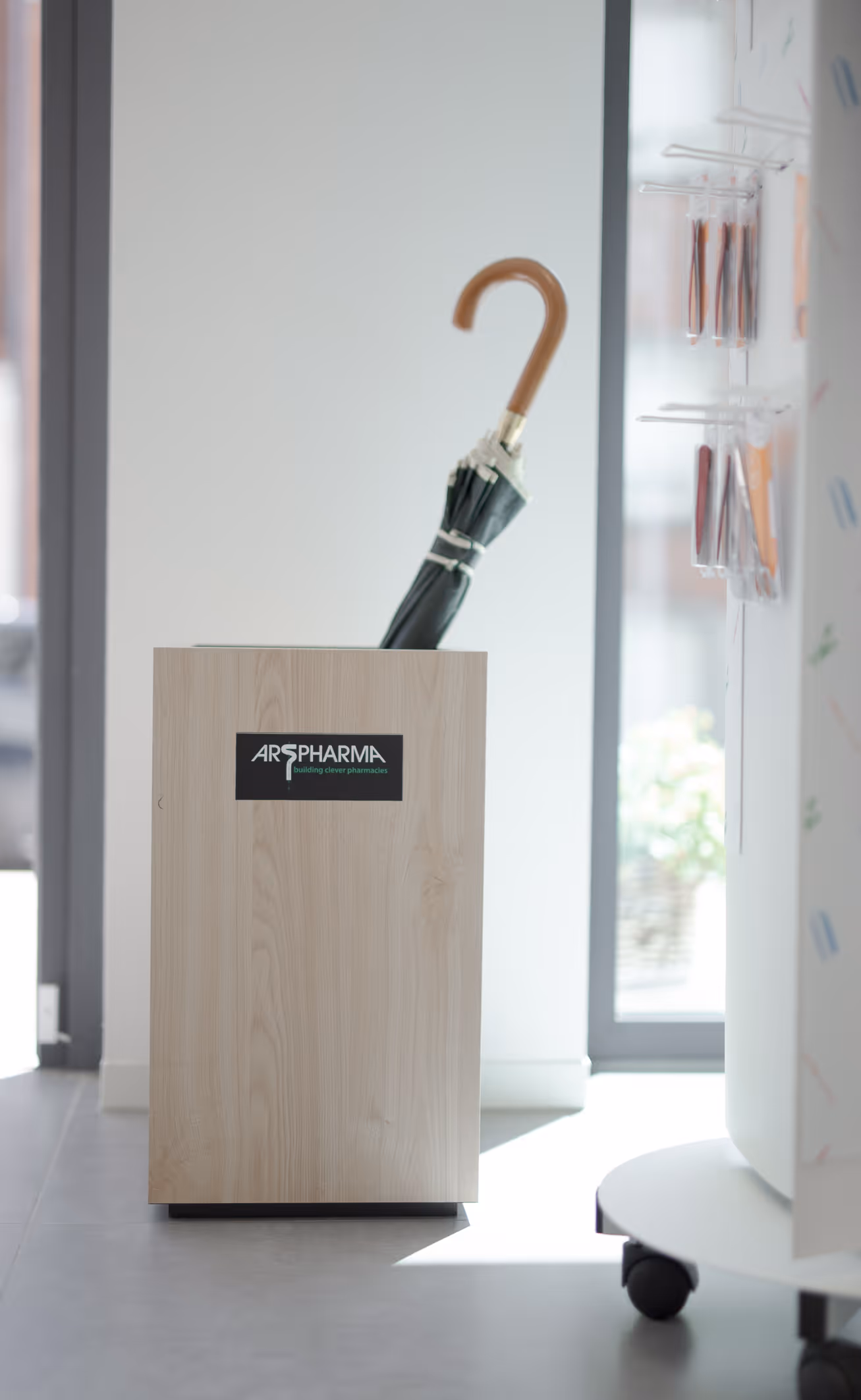 Houten paraplubak in apotheek Demoulin in Aarlen