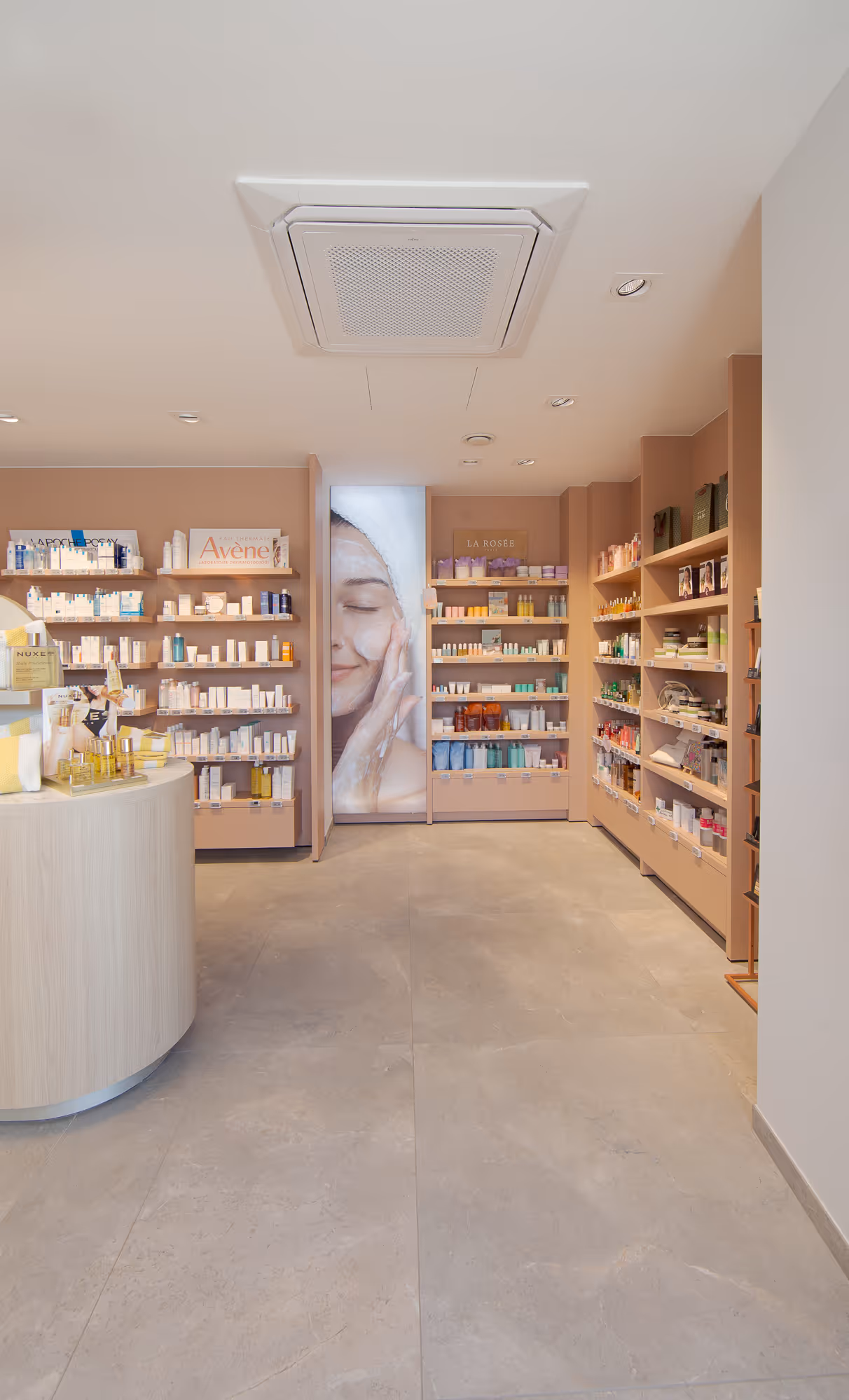 Wandschappen en toonbank in apotheek Versmissen in Léglise