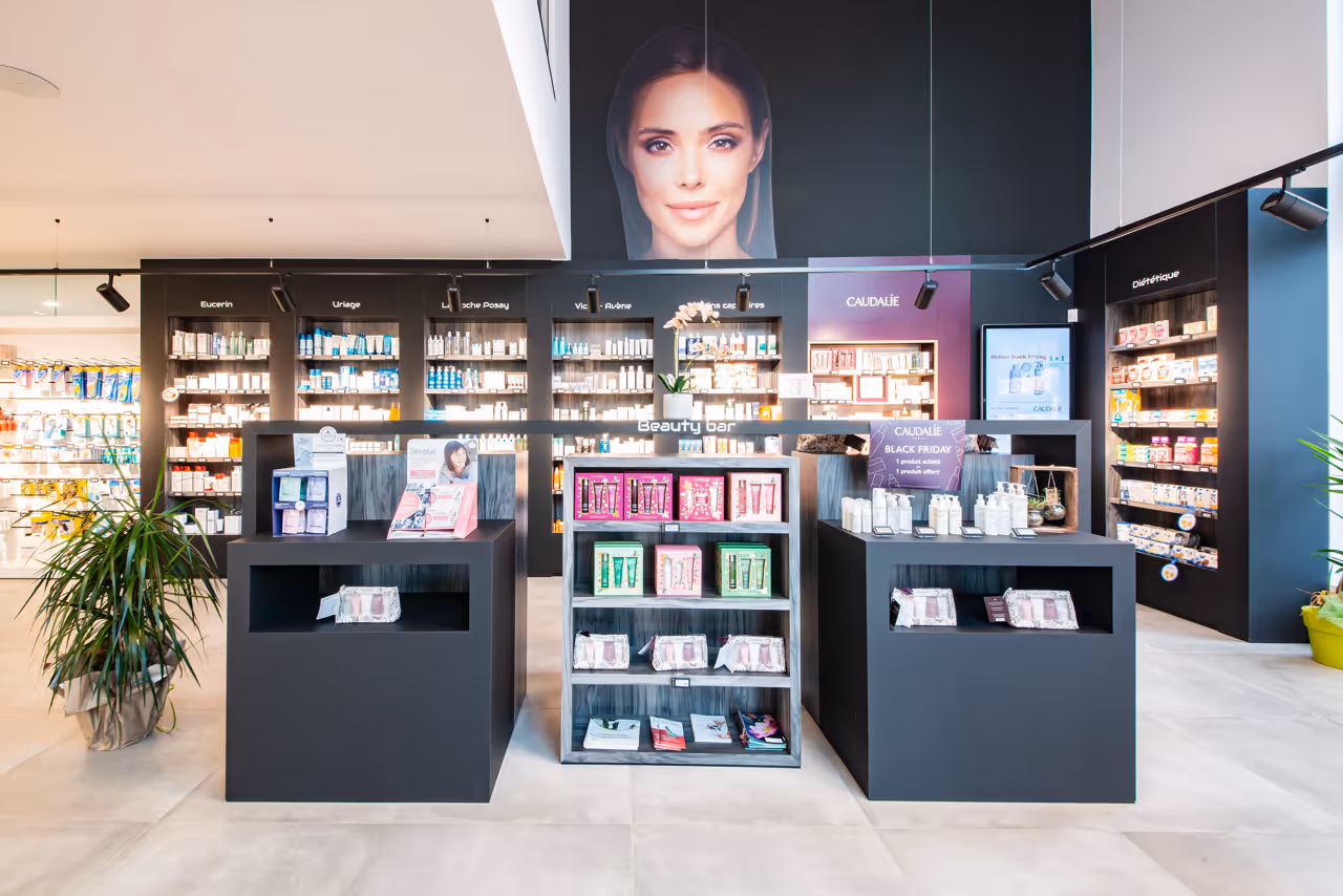 Beauty bar met cosmetica in apotheek Carlier in Herstal