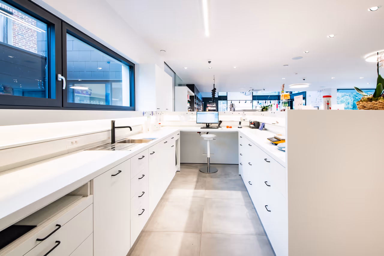 Officine met witte werkbladen in apotheek Carlier in Herstal