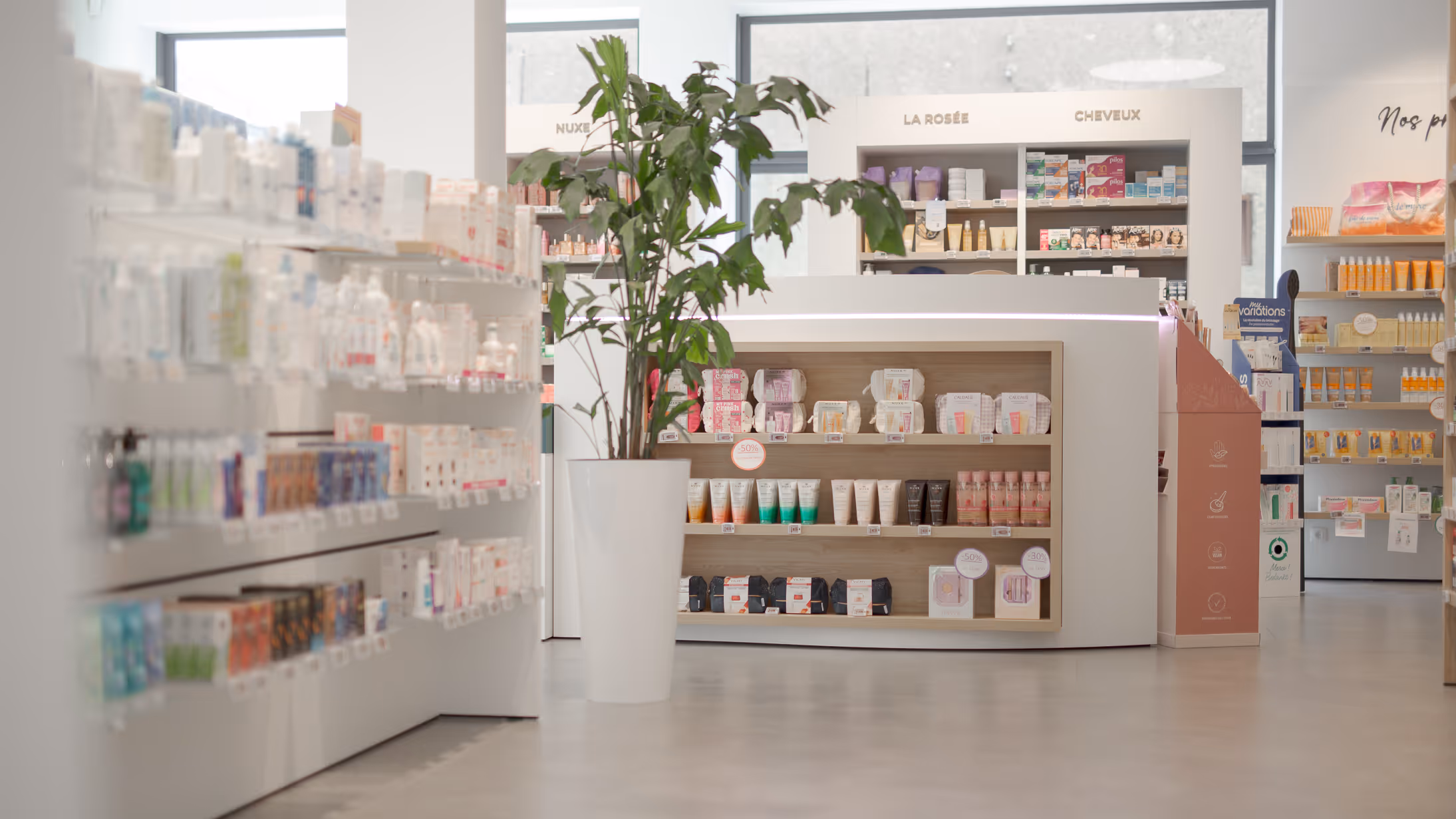 Schappen met centrale display in apotheek Demoulin in Aarlen