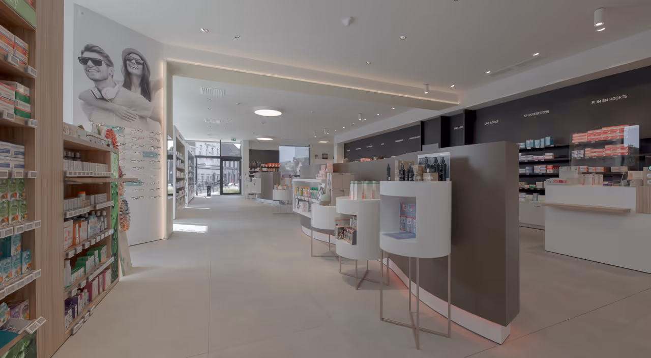 Cosmeticaruimte met centrale displays in apotheek Demeulenaere in Beringen