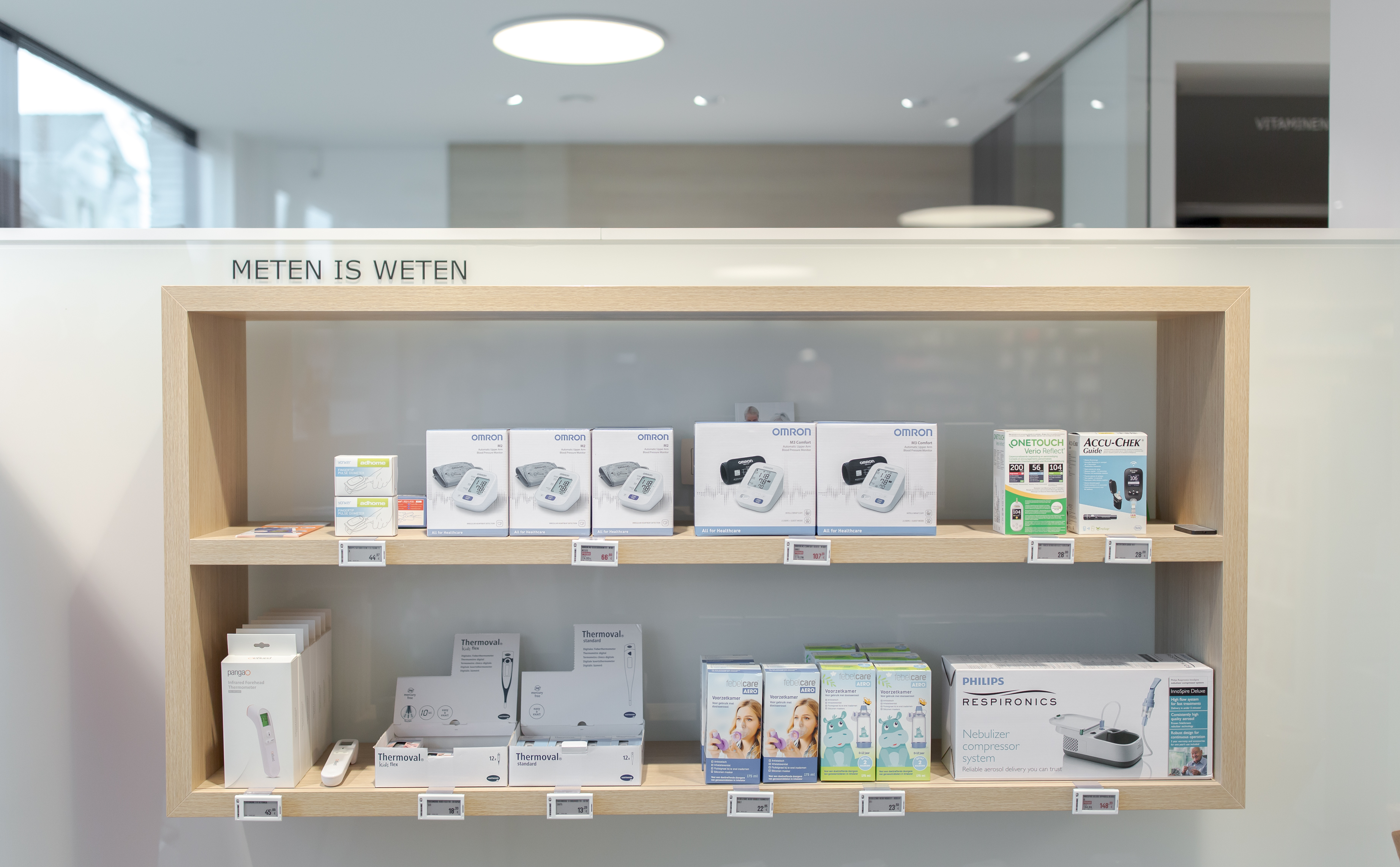 Schap 'Meten is weten' met bloeddrukmeters in apotheek Gooreind Pharma in Wuustwezel