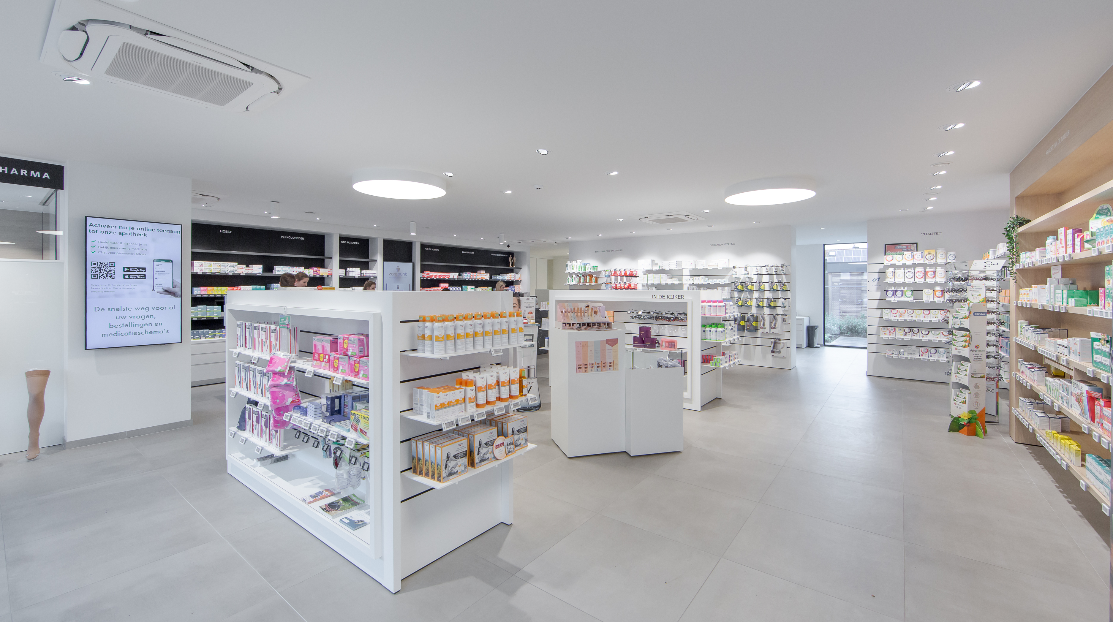 Winkelruimte met vrijstaande schappen in apotheek Gooreind Pharma in Wuustwezel