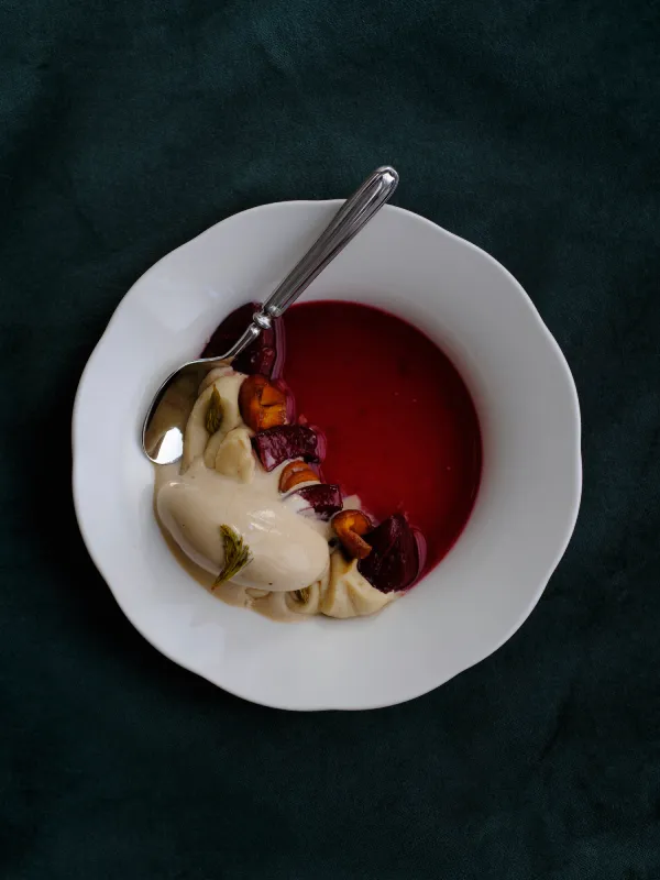 Schön präsentiertes Dinnergericht auf weißem Porzellan