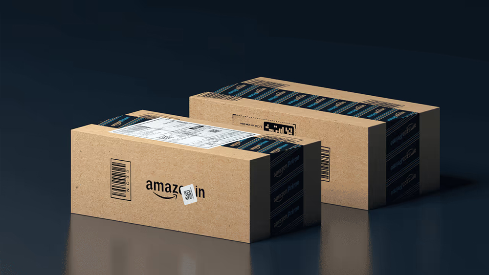 Dos cajas de cartón de Amazon Prime con etiquetas y cinta adhesiva, sobre una superficie reflectante oscura.