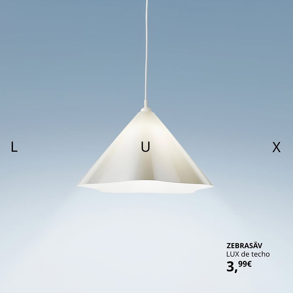 Lámpara de techo blanca colgante modelo ZEBRASÄV LUX con fondo azul claro, precio 3,99€.