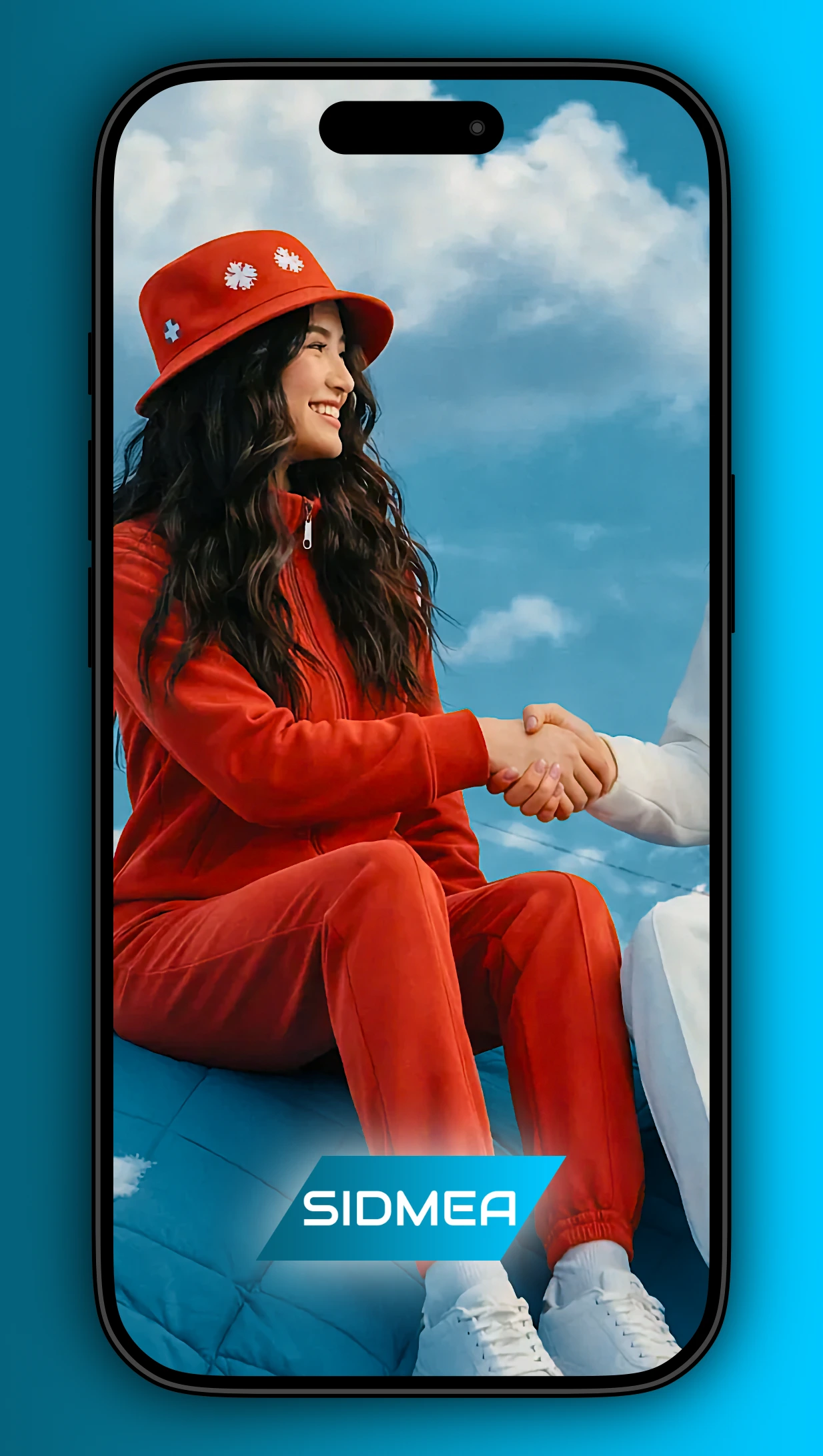 Smartphone mit SIDMEA-Logo, darauf eine Frau im roten Trainingsanzug, die einer Person vor den Schweizer Alpen die Hand gibt.