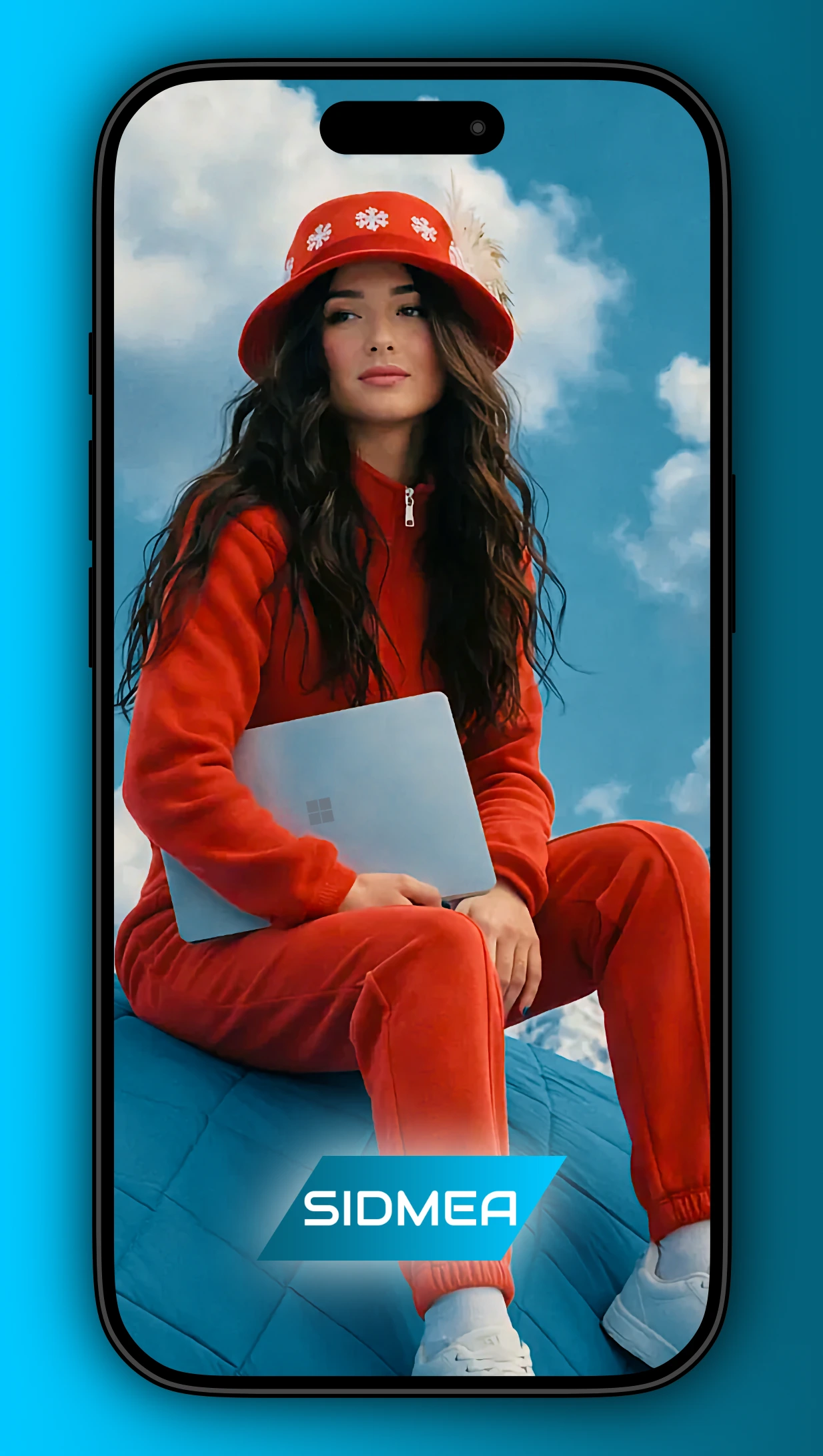 Smartphone mit SIDMEA-Logo, darauf eine Frau im roten Trainingsanzug mit Laptop vor Schweizer Alpen.