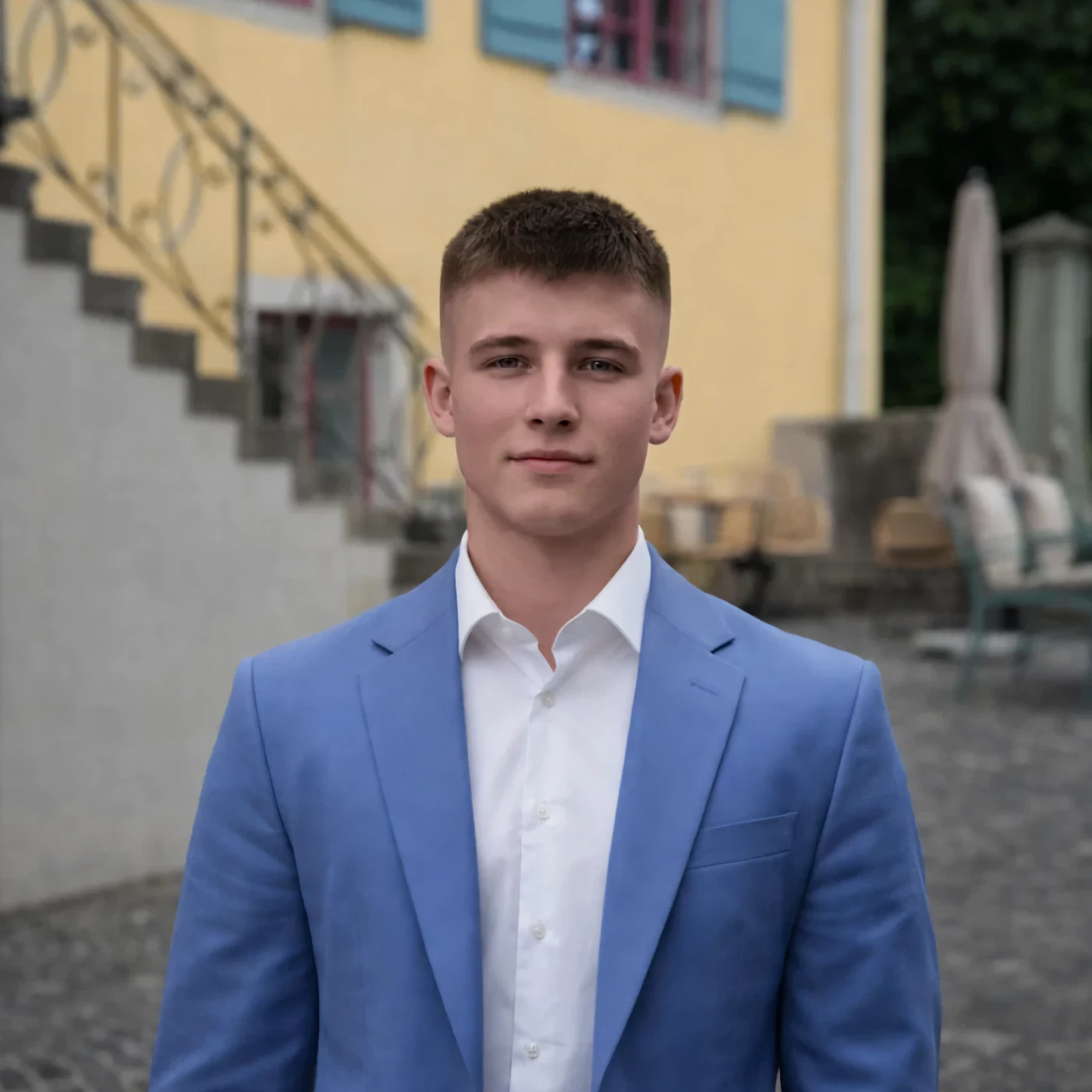 Basil von SIDMEA mit weissem Hemd und hellblauem Anzug.