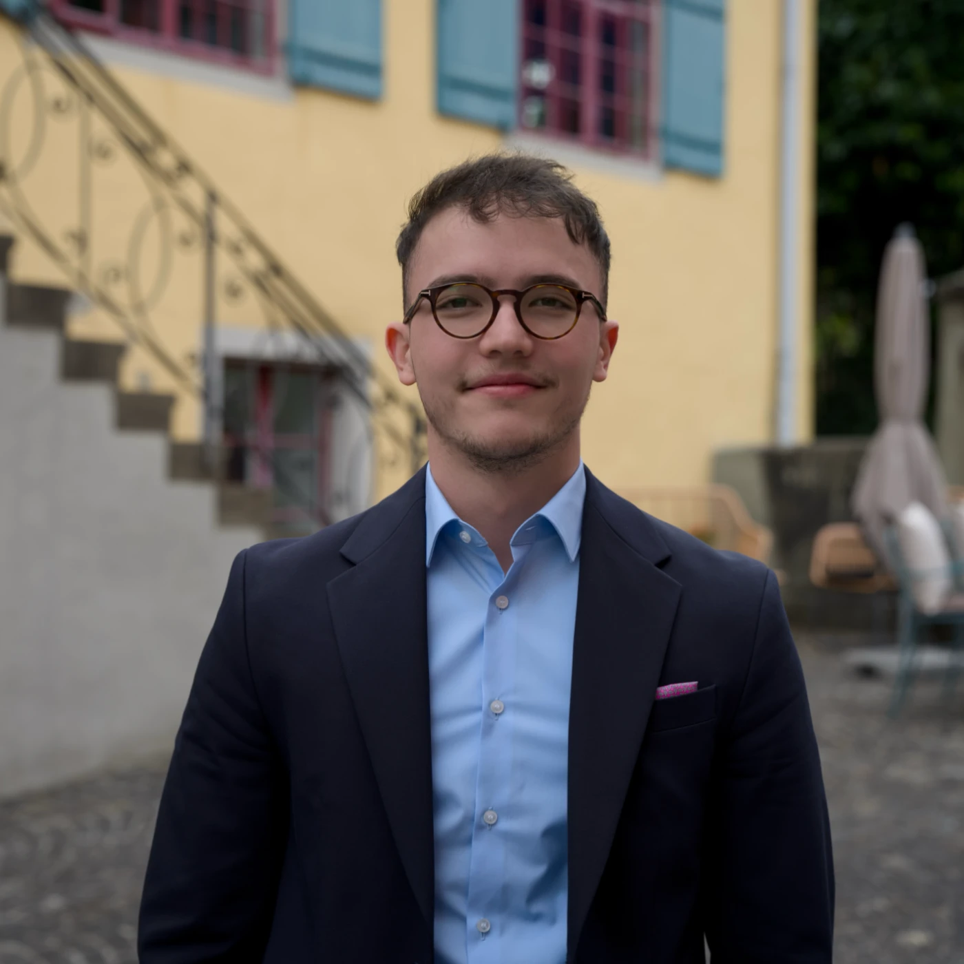 Loris von SIDMEA mit hellblauem Hemd und dunkelblauem Anzug.