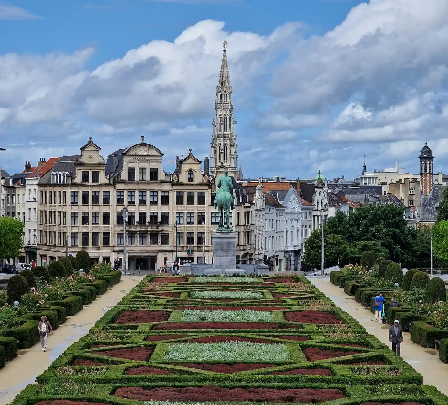 Brussel' main square covered in flowers.